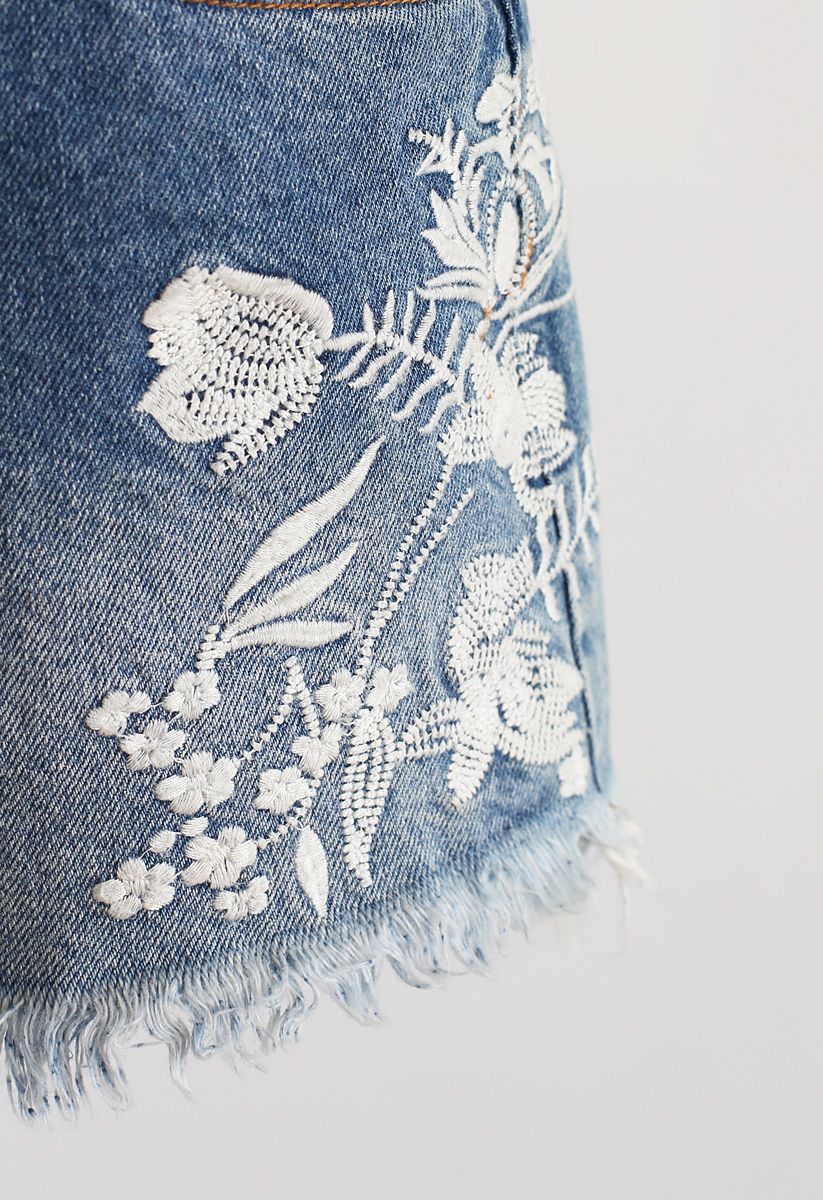 Embroidered Floral Buttoned Frayed Hem Denim Shorts