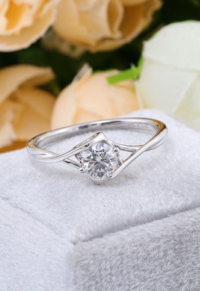 Crisscross Single Moissanite Diamond Ring