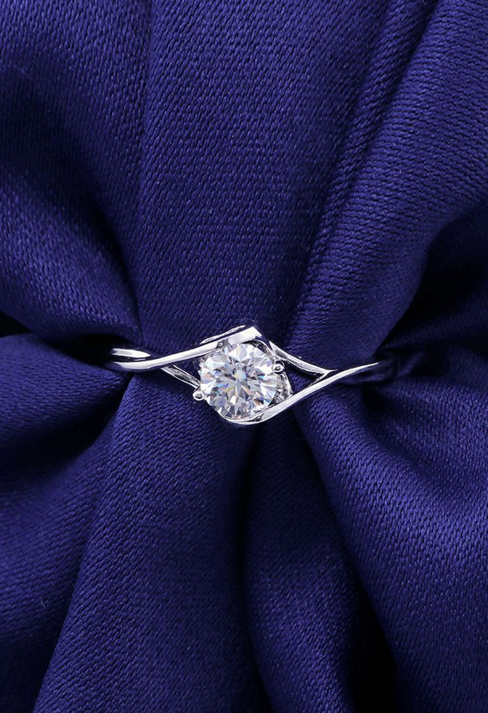 Crisscross Single Moissanite Diamond Ring