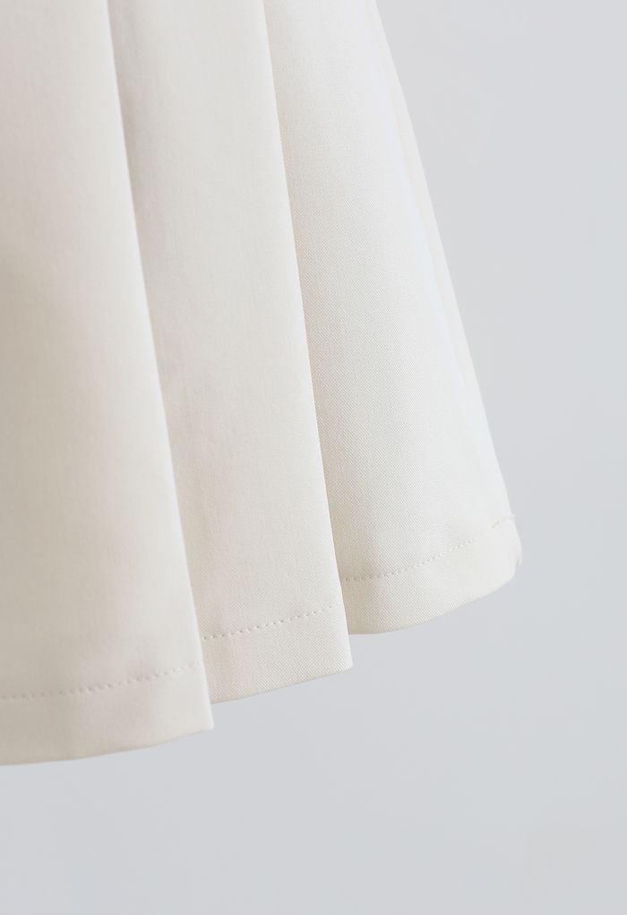 Side Pocket Pleated Shorts in Cream