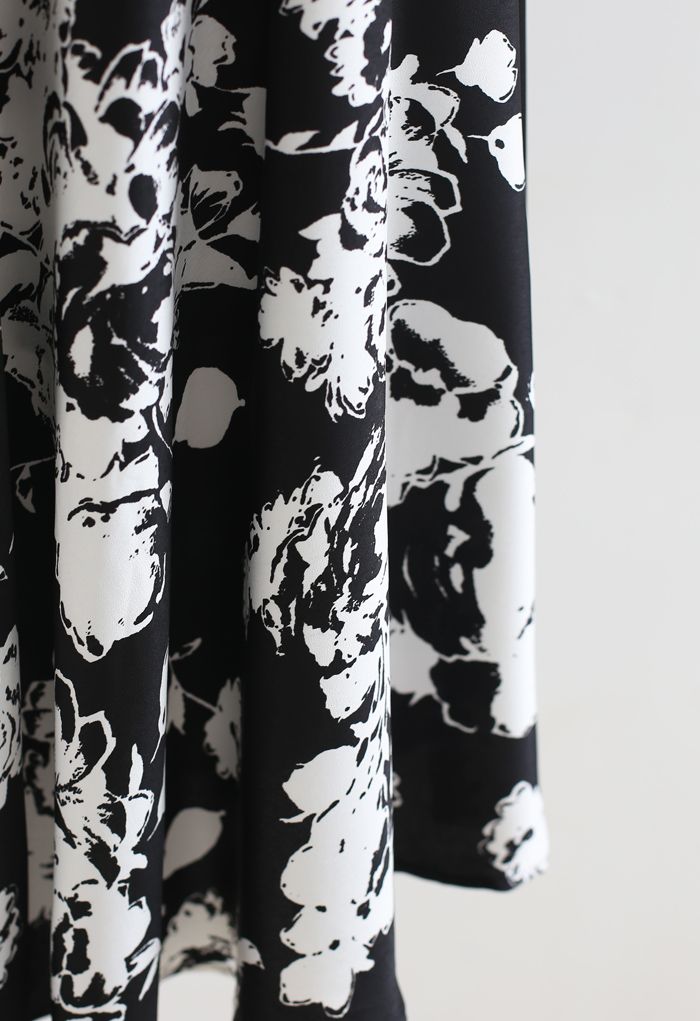 Brooch Detail Sketch Floral Printed Midi Skirt in Black