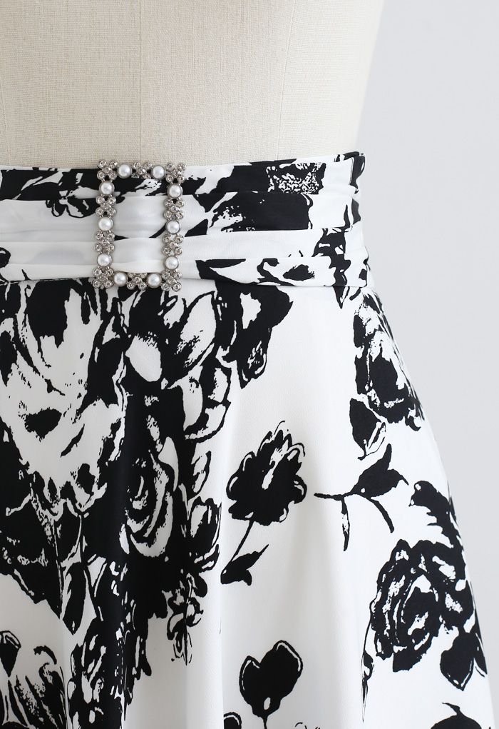 Brooch Detail Sketch Floral Printed Midi Skirt in White