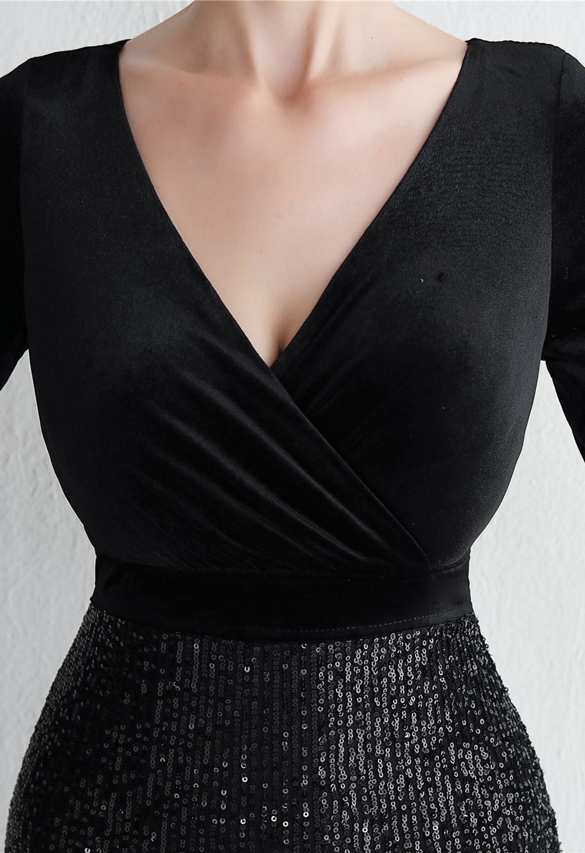 Velvet Spliced V-Neck Sequins Cocktail Dress in Black