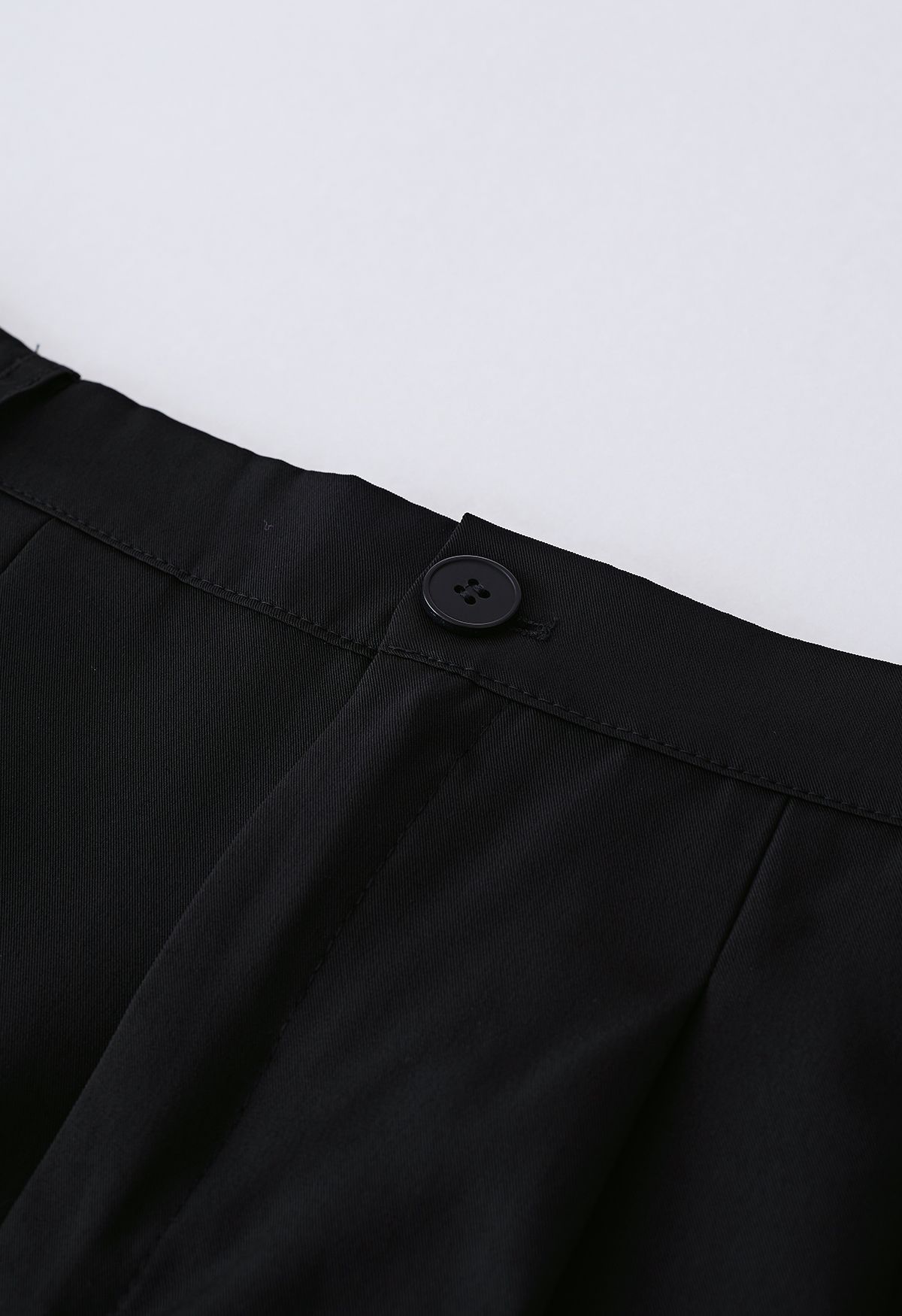 Pleated Detail Side Pockets Shorts in Black