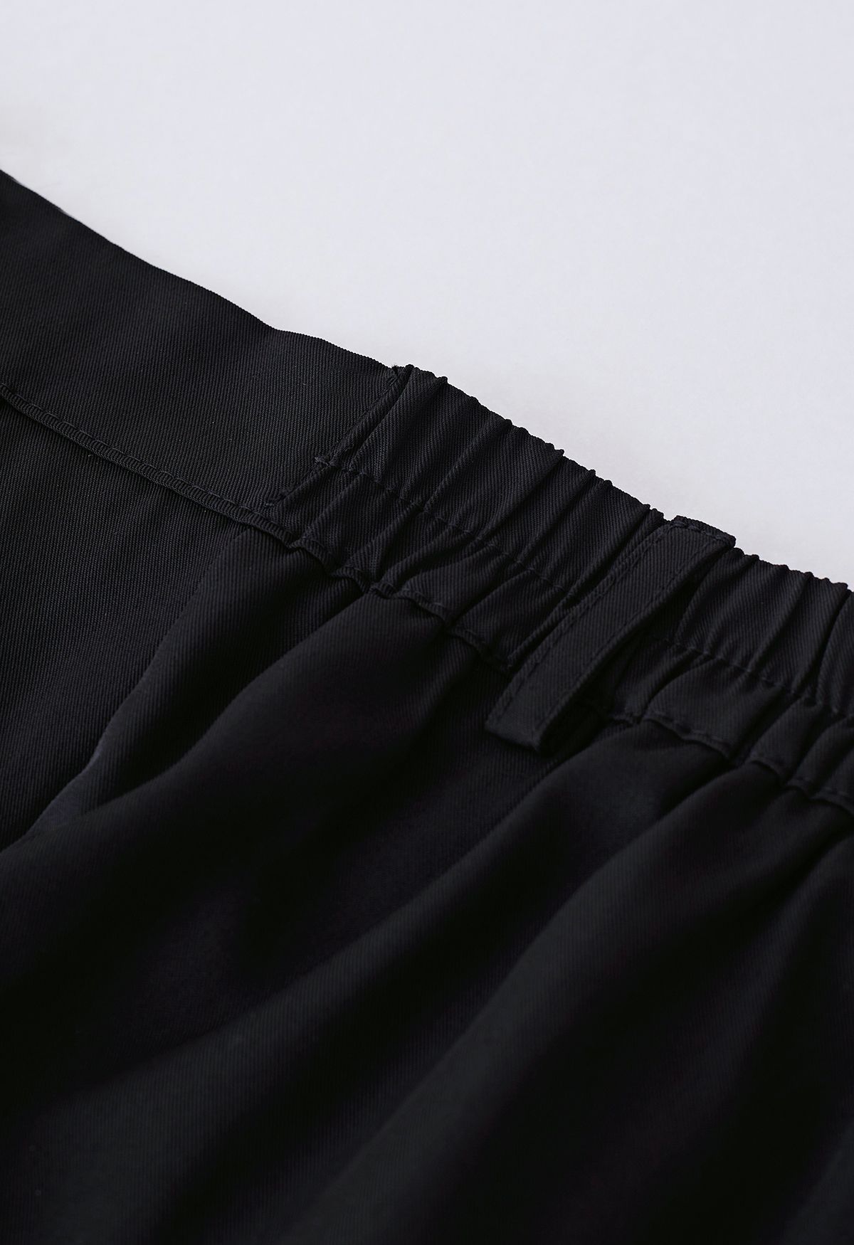 Pleated Detail Side Pockets Shorts in Black