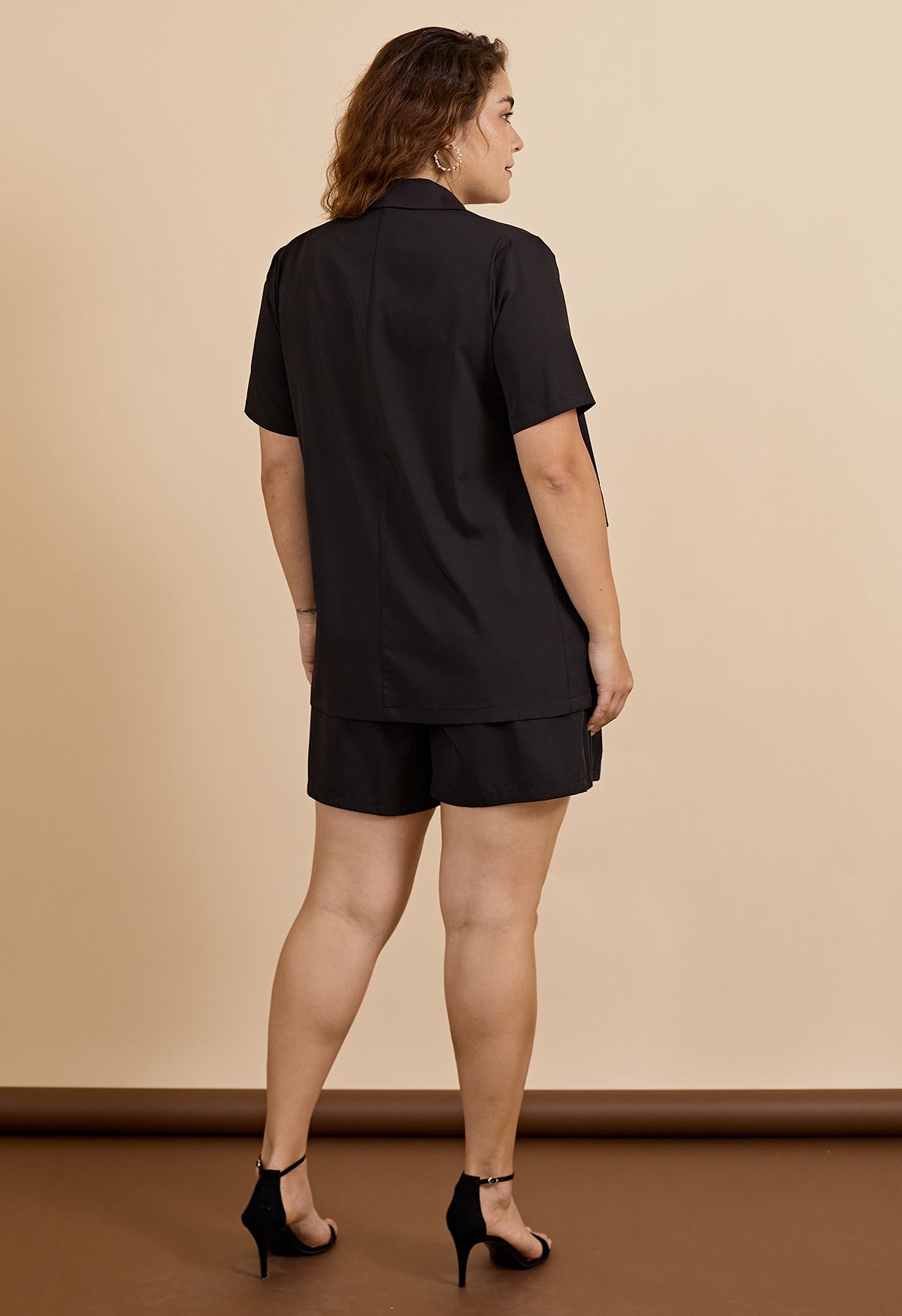 Pleated Detail Side Pockets Shorts in Black