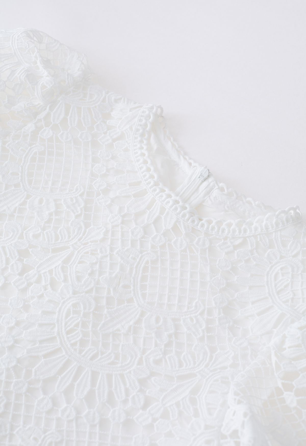 Scallop Edge Bubble Sleeve Crochet Top in White