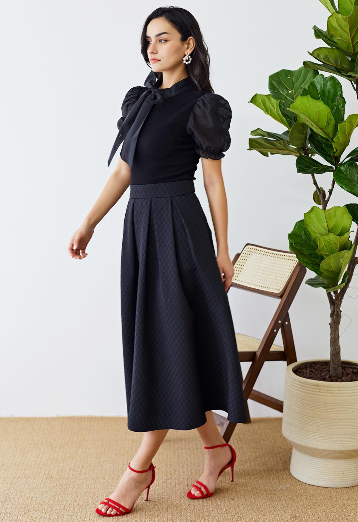 Embossed Heart Texture Pleated Midi Skirt in Black