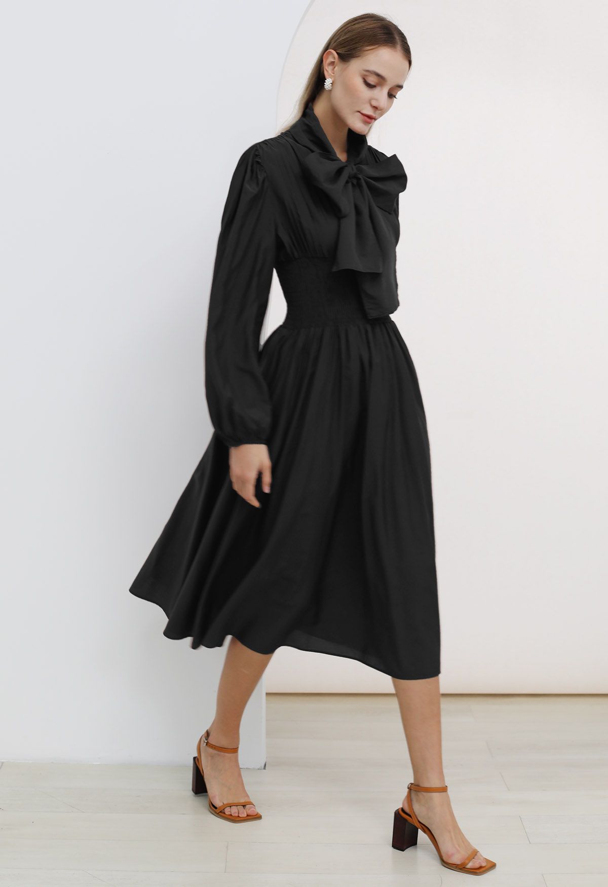 Self-Tie Bowknot Neckline Puff Sleeves Midi Dress in Black