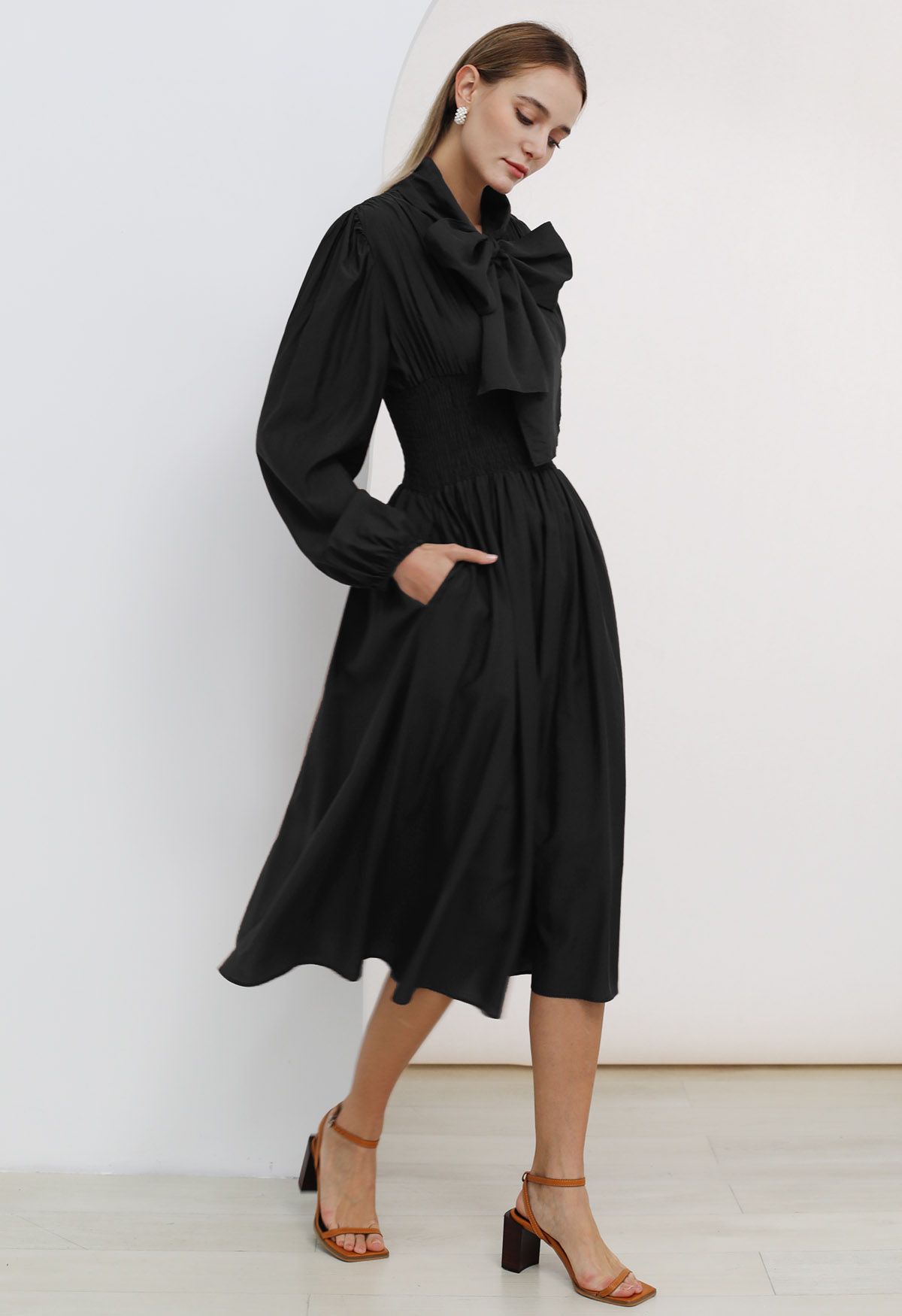 Self-Tie Bowknot Neckline Puff Sleeves Midi Dress in Black