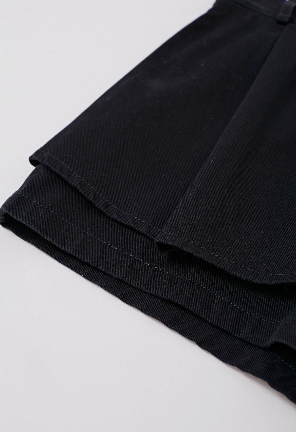 Front Pleated Belt Denim Mini Skorts in Black