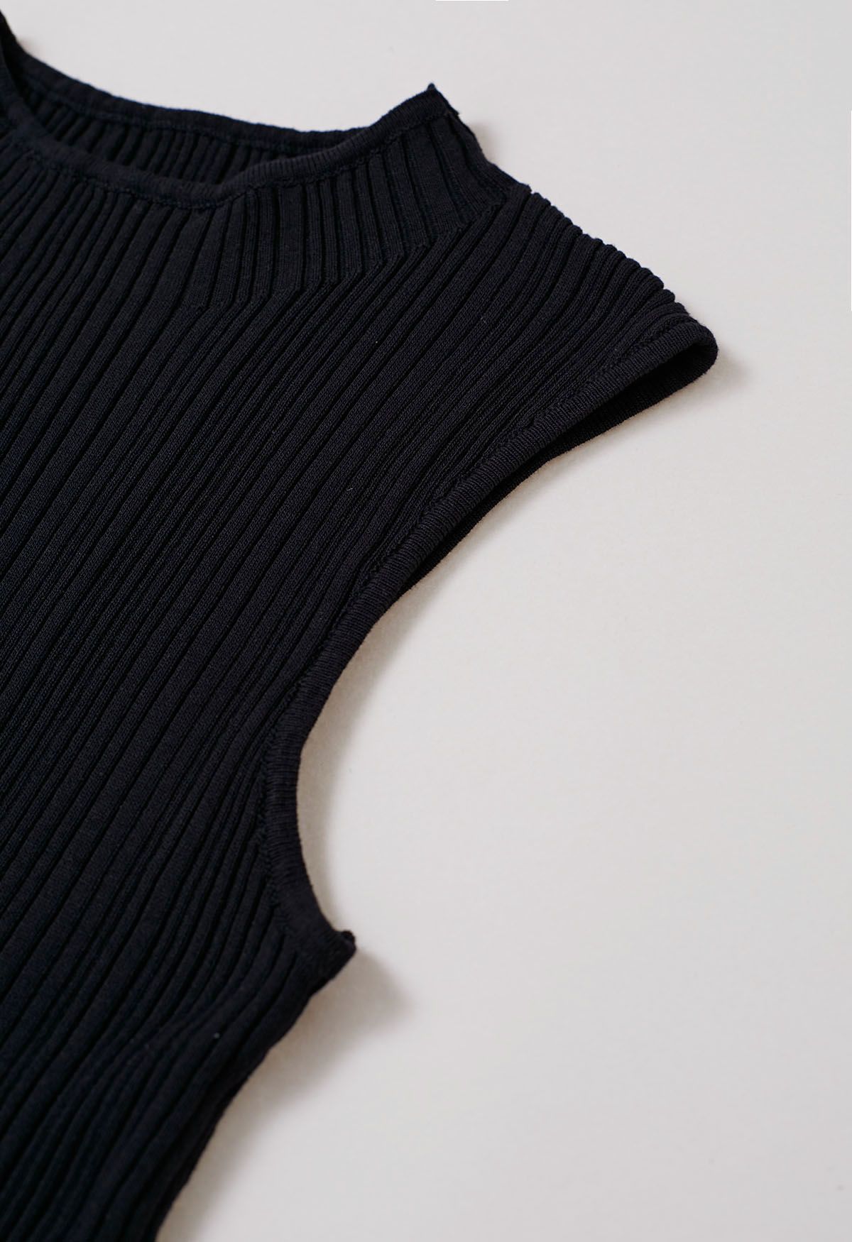 Minimalist Ribbed Texture Sleeveless Knit Top in Black