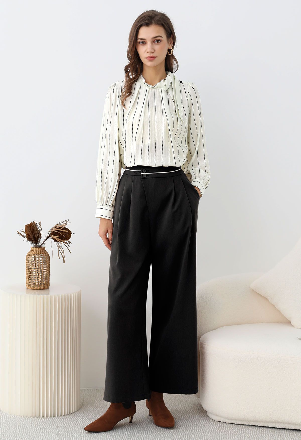 Contrast Piping Buttoned Pleats Palazzo Pants in Black