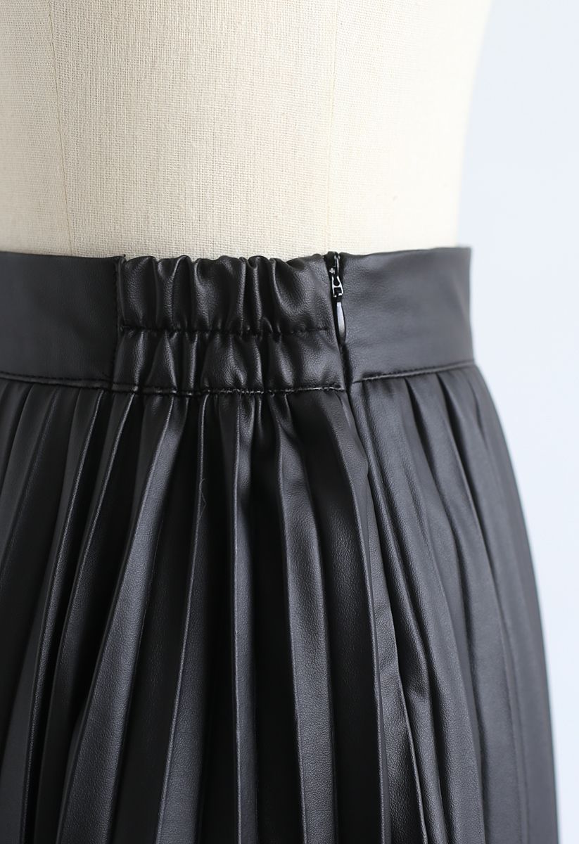 Faddish Gloss Pleated Faux Leather A-Line Skirt in Black