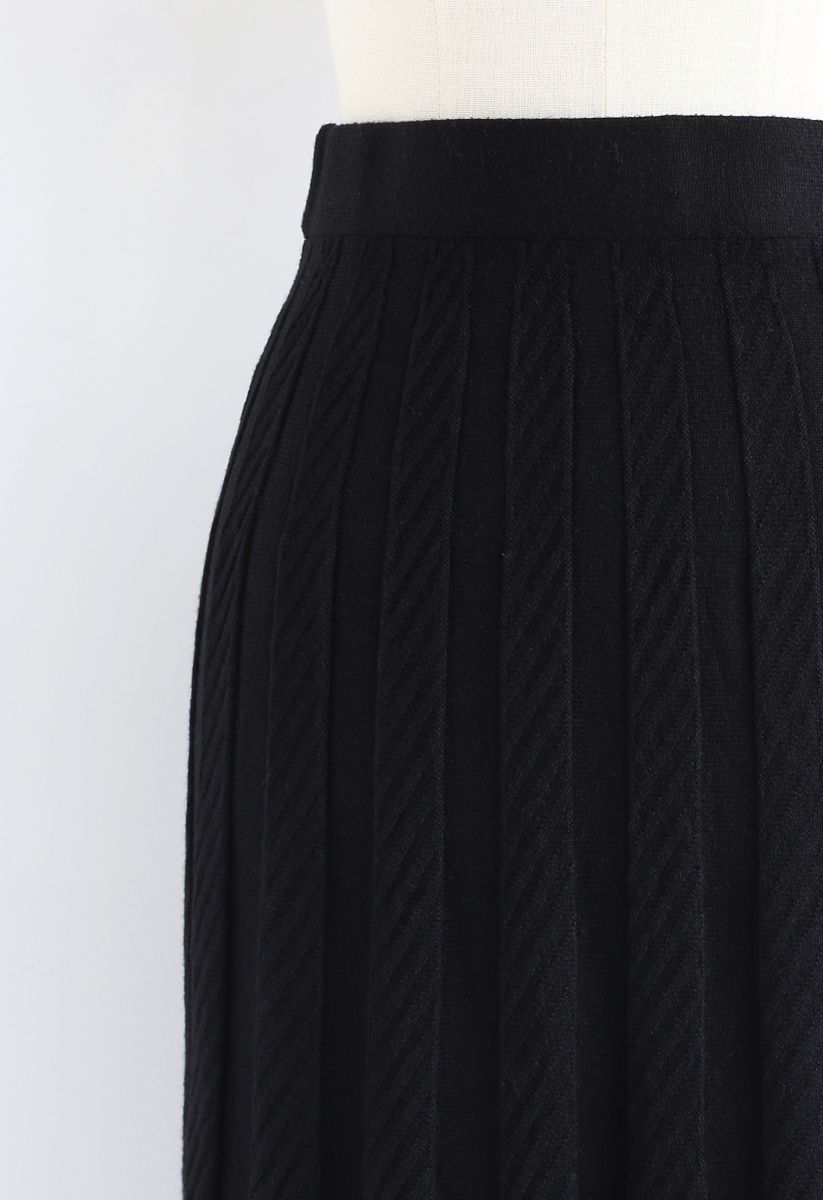Parallel Pleated Knit Midi Skirt in Black